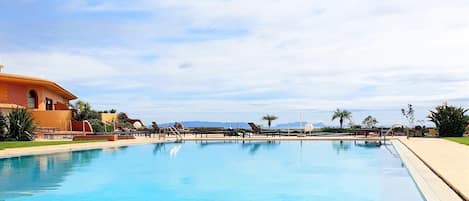 Piscine couverte, piscine extérieure, parasols de plage, chaises longues