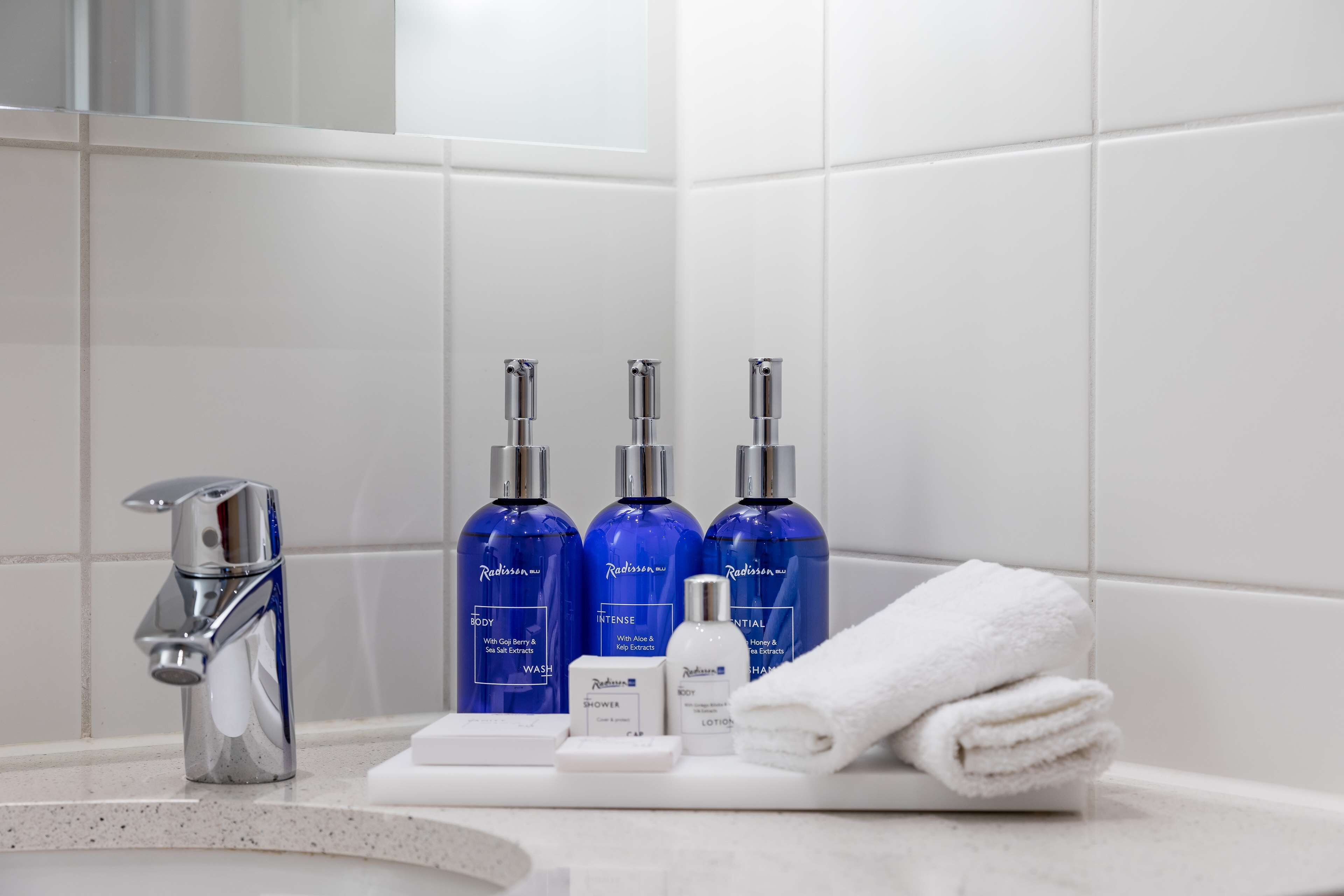 combined shower/bathtub, eco-friendly toiletries, hair dryer, towels