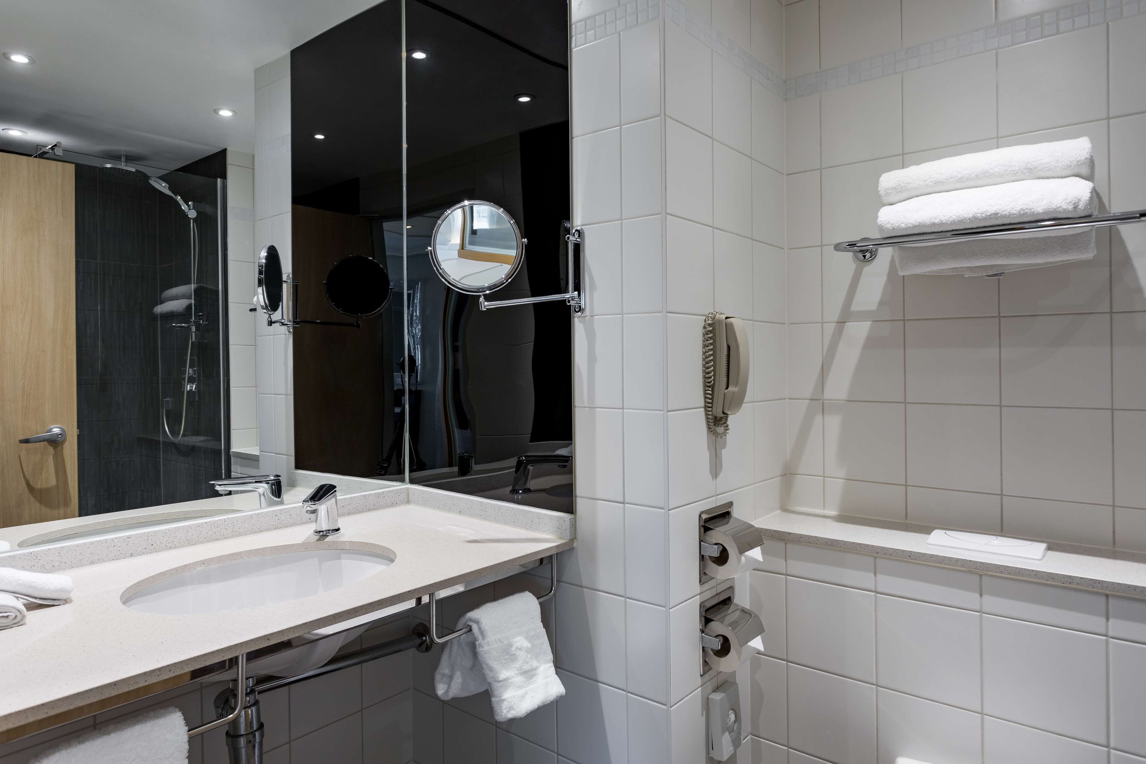 combined shower/bathtub, eco-friendly toiletries, hair dryer, towels