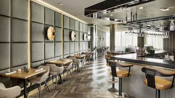 3 restaurants; breakfast, lunch, and dinner served