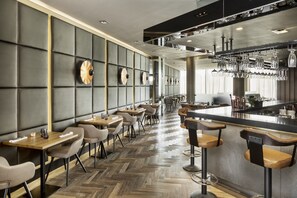 3 restaurants; breakfast, lunch and dinner served 