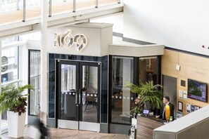 3 restaurants, breakfast, lunch, dinner served; American cuisine  - Radisson Blu Hotel London Stansted Airport (Bishop's Stortford)