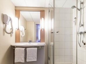 Chambre Standard, 2 lits une place | Bureau, rideaux occultants, fer et planche Ă repasser