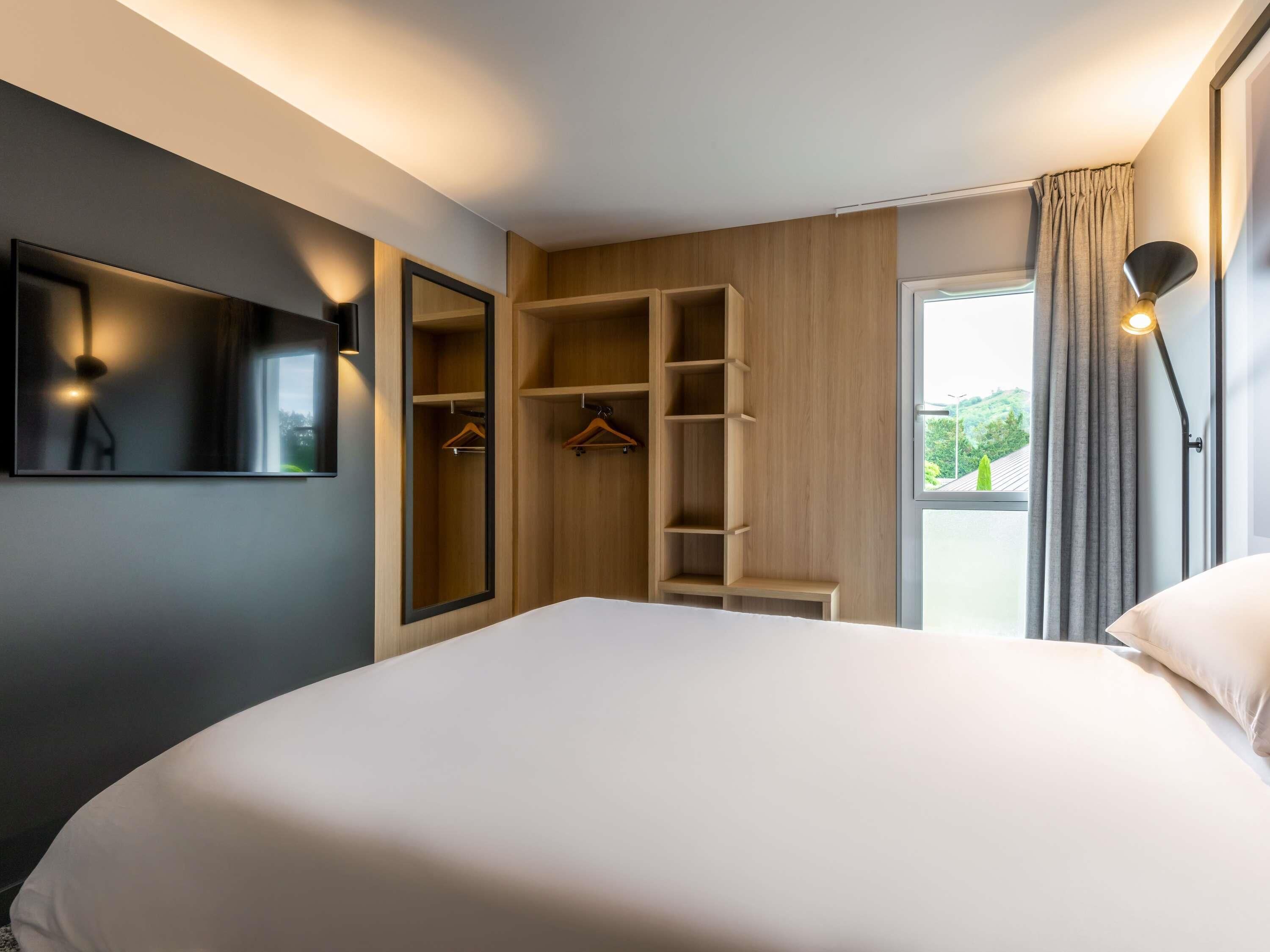 Escritorio, cortinas blackout y tabla de planchar con plancha 