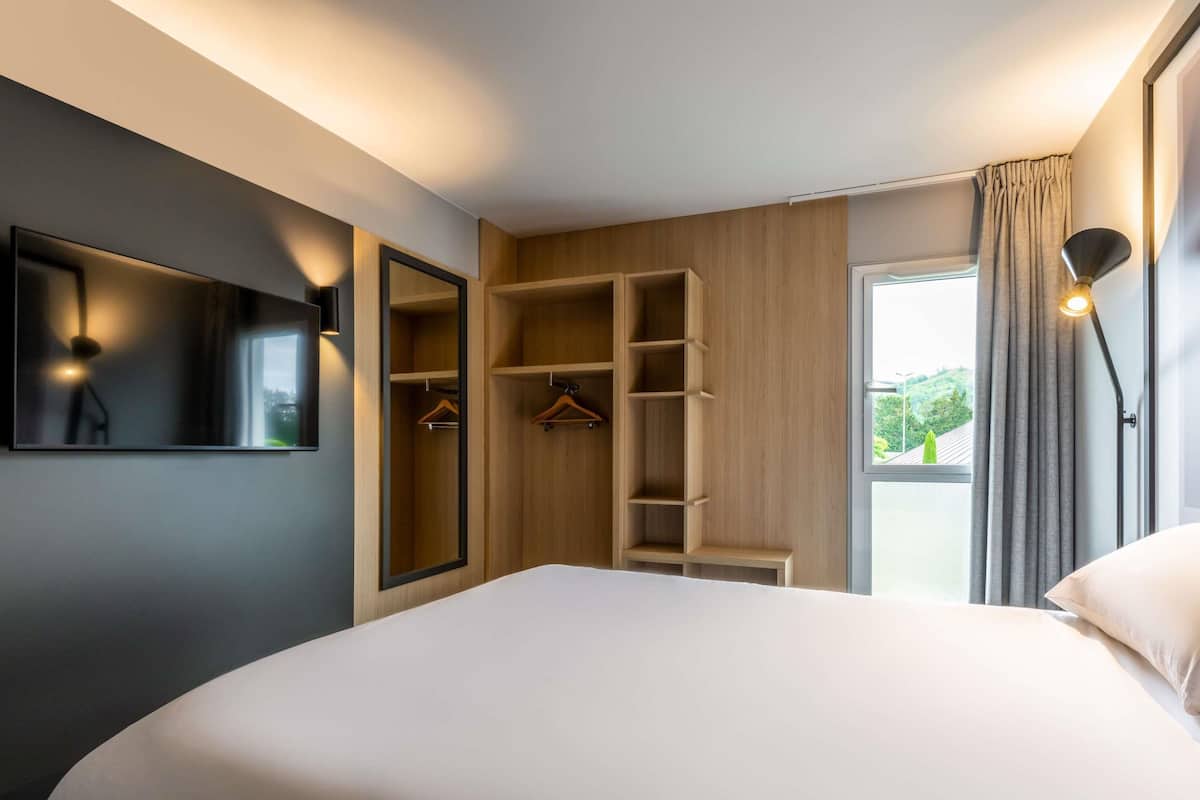 Quarto casal standard, 1 cama de casal | Escrivaninha, cortinas blackout, ferros/tábuas de passar roupa