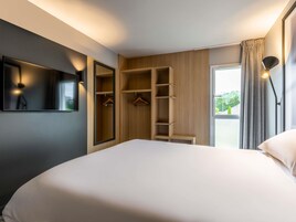 Escritorio, cortinas blackout y tabla de planchar con plancha 