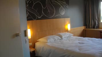 Quarto standard, 1 cama de casal | Escrivaninha, cortinas blackout, ferros/tábuas de passar roupa