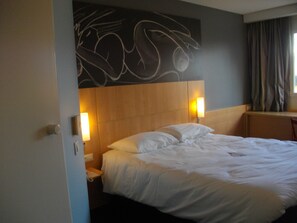 Desk, blackout curtains, iron/ironing board, free cots/infant beds - ibis Issoire (Issoire)