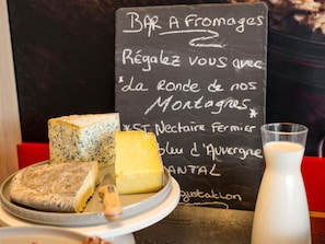 Daily continental breakfast for a fee - ibis Issoire (Issoire)