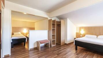 Escritorio, cortinas opacas, tabla de planchar con plancha
