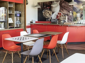 Breakfast (EUR 9.50 per person)