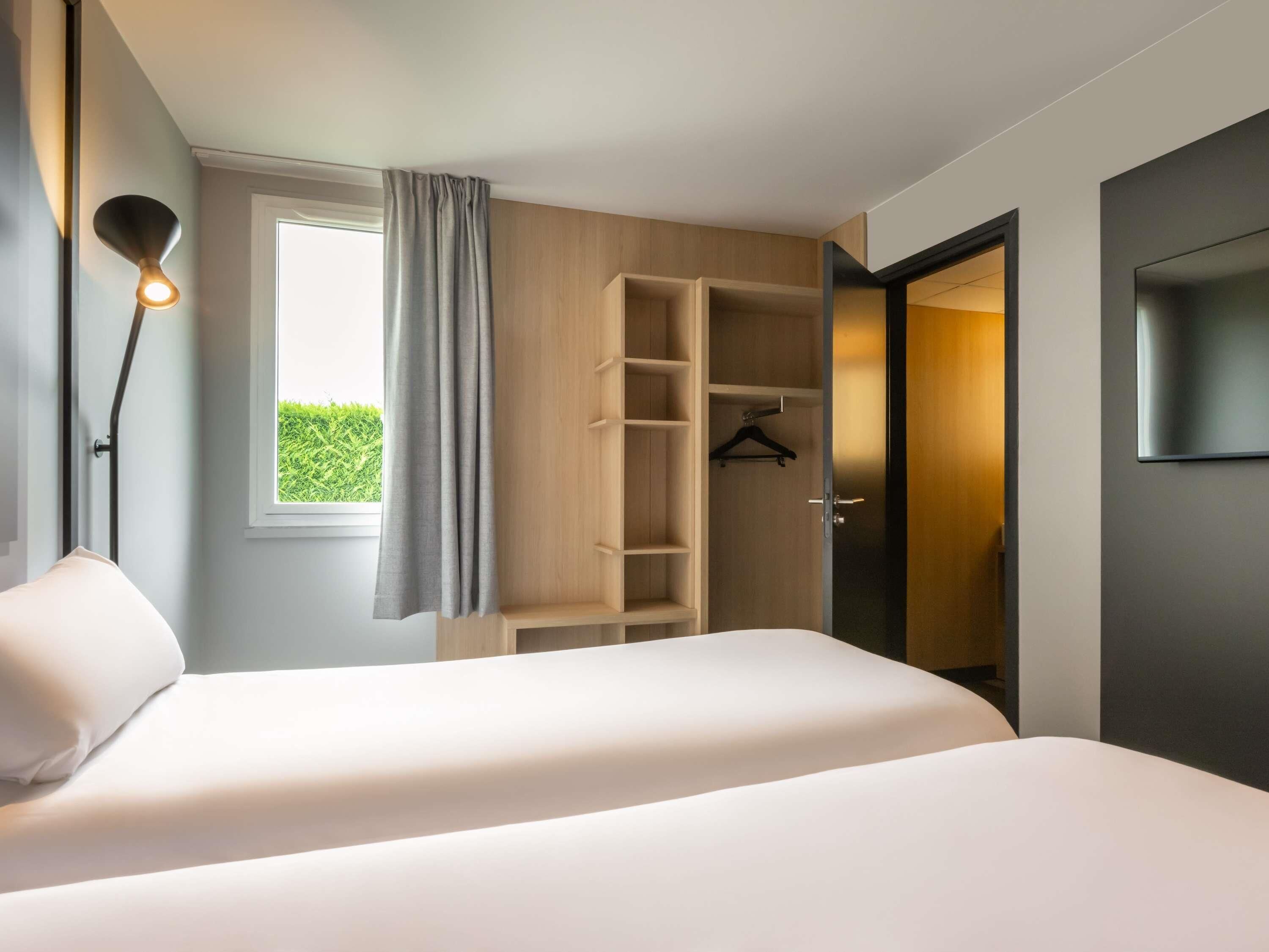 Escritorio, cortinas blackout y tabla de planchar con plancha 