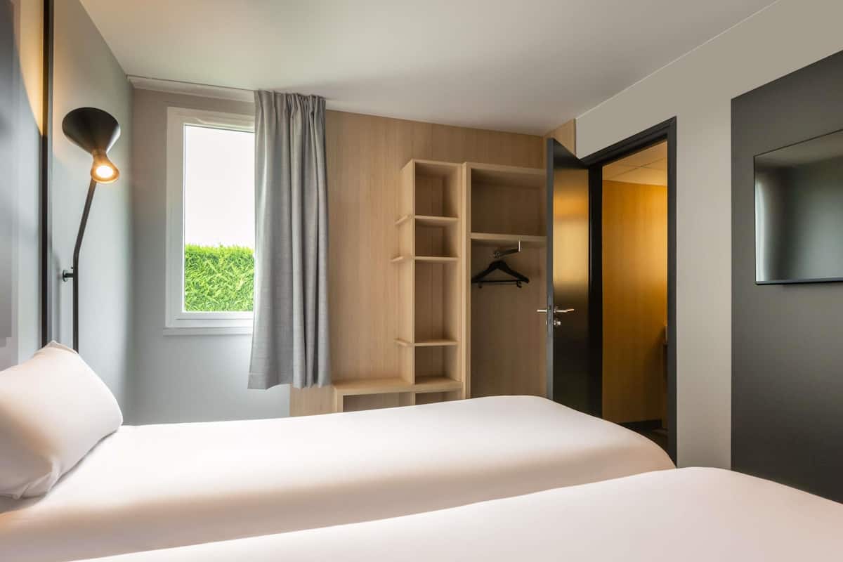 Quarto standard, 2 camas de solteiro | Escrivaninha, cortinas blackout, ferros/tábuas de passar roupa