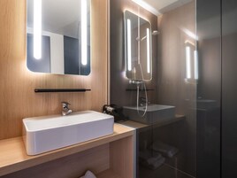 Escritorio, cortinas blackout y tabla de planchar con plancha