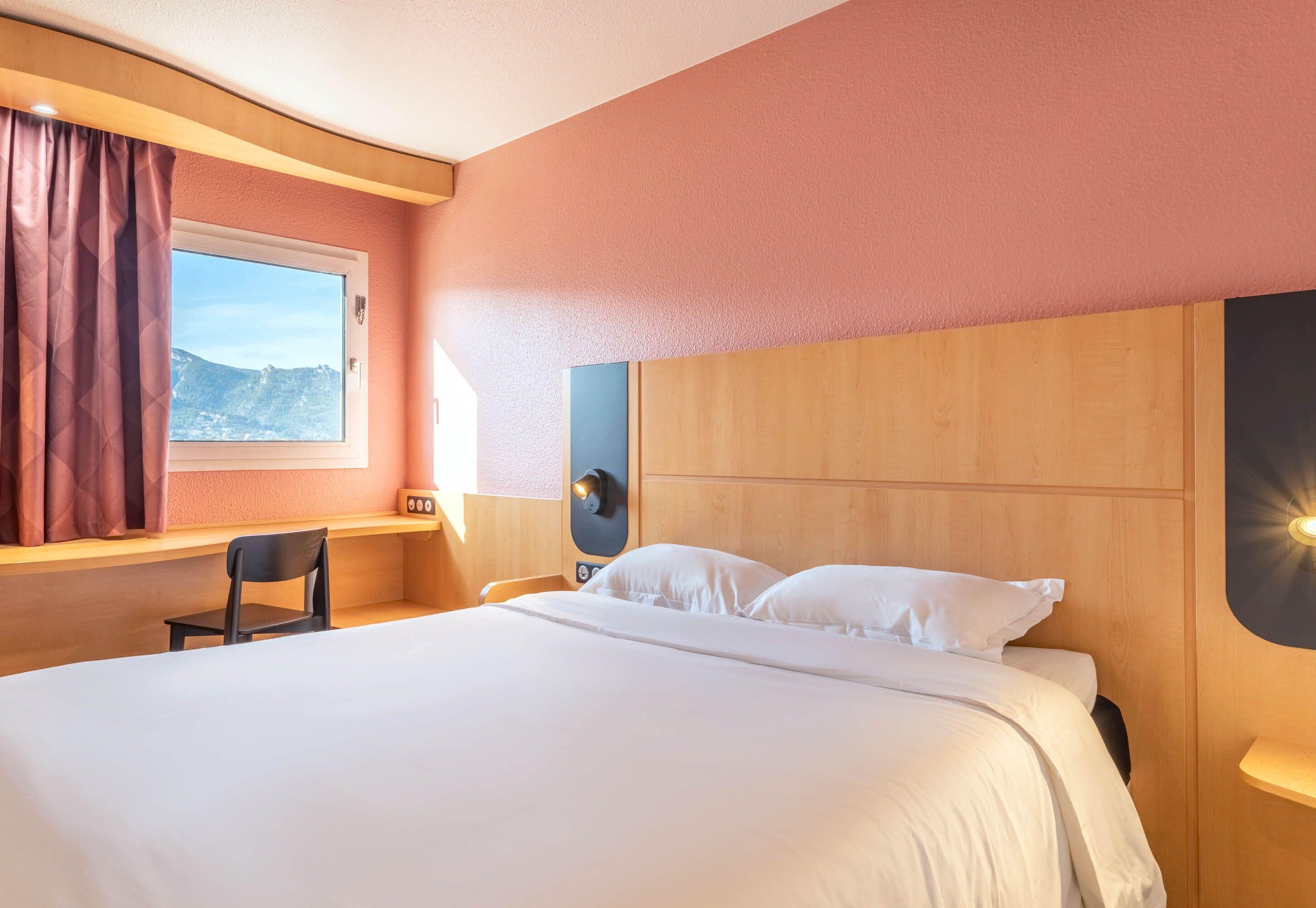 Bureau, rideaux occultants, chambres insonorisées