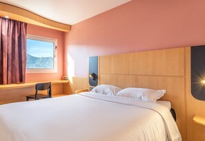 Escriptori, cortines opaques i habitacions insonoritzades 