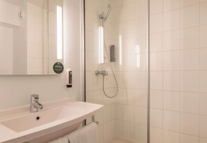 Dusj, hårføner og håndklær