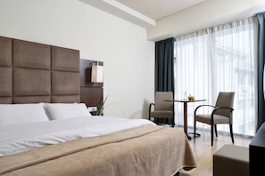 Standard Room | In-room safe, desk, laptop workspace, blackout drapes
