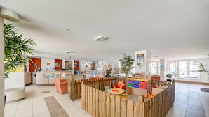 Coin salon dans le hall