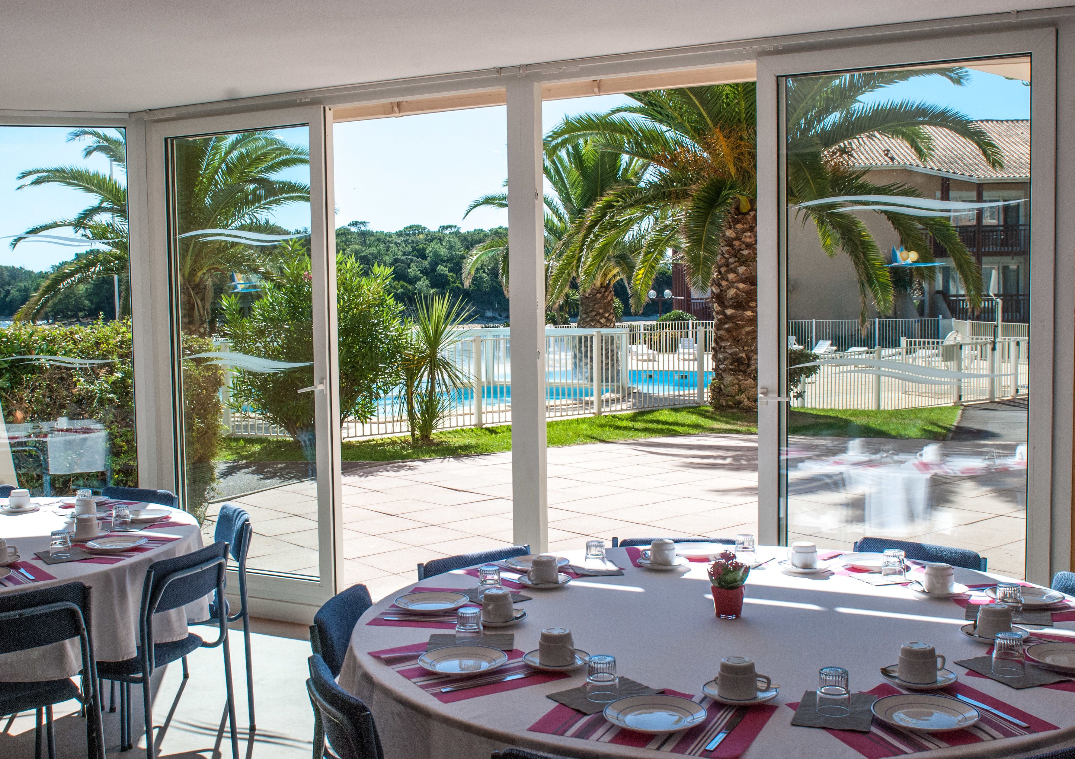 Breakfast (EUR 11 per person)