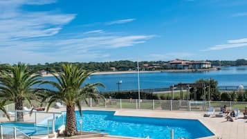 2 outdoor pools, sun loungers