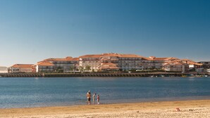 A beachfront hotel with multiple balconies and a pier extending into the water. - Résidence Le Boucanier (Vieux-Boucau-les-Bains)
