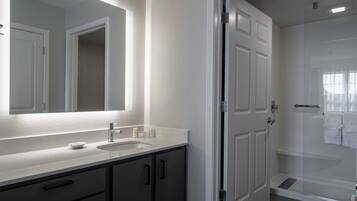 Chuveiro/banheira combinados, secador de cabelo, toalhas de banho