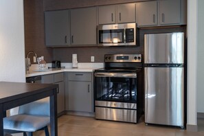 Full-size fridge, microwave, stovetop, dishwasher - Residence Inn by Marriott Princeton at Carnegie Center (Princeton)