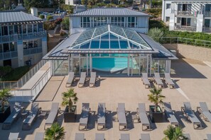Indoor pool, pool umbrellas, pool loungers - Pierre & Vacances Résidence premium Le Coteau et la Mer (Douarnenez)