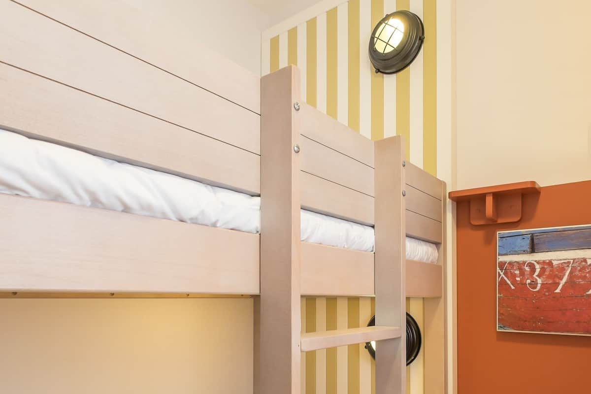 Caja de seguridad en la habitación y cortinas blackout