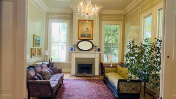 Deluxe Double Room | Living area | 40-inch flat-screen TV with digital channels, TV