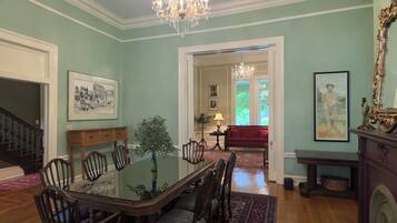 Deluxe Room | Dining room