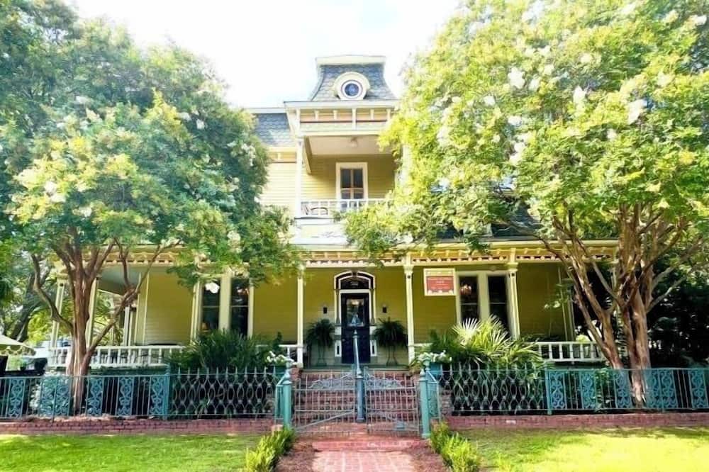 Rothschild-Pound House Inn