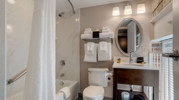 Chambre Standard, 2 lits doubles, accessible aux personnes à mobilité réduite, baignoire | Salle de bain | Ensemble baignoire-douche, articles de toilette griffés