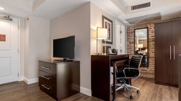 Literie de qualité supérieure, coffres-forts dans les chambres, bureau