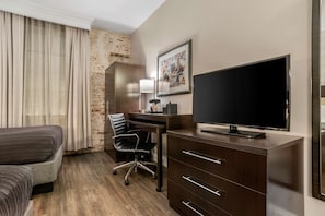 Sengetøy av topp kvalitet, safe på rommet og skrivebord