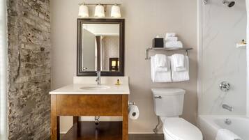Chambre Standard, 1 très grand lit, non-fumeurs | Salle de bain | Ensemble douche/baignoire, articles de toilette de luxe, sèche-cheveux