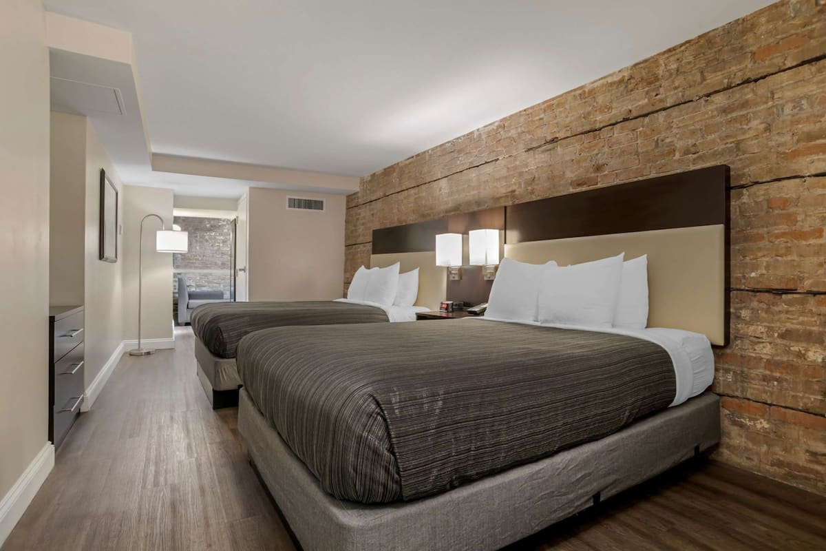 Ropa de cama de alta calidad y caja de seguridad en la habitación