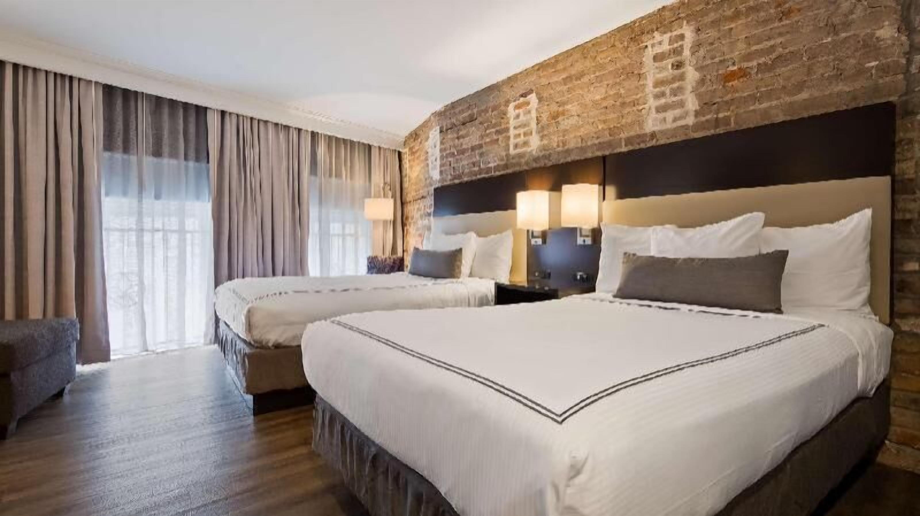 Ropa de cama de alta calidad y caja de seguridad en la habitación 