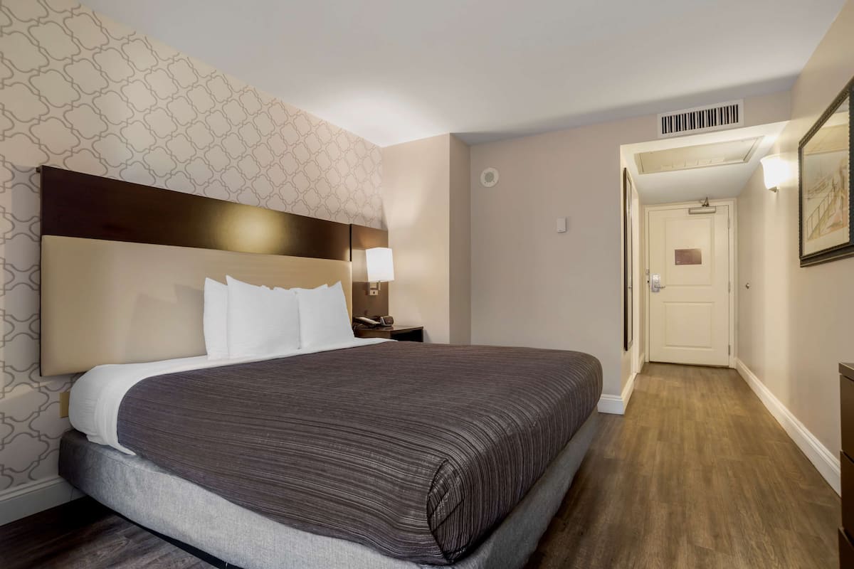 1 bedroom, premium bedding, in-room safe, desk