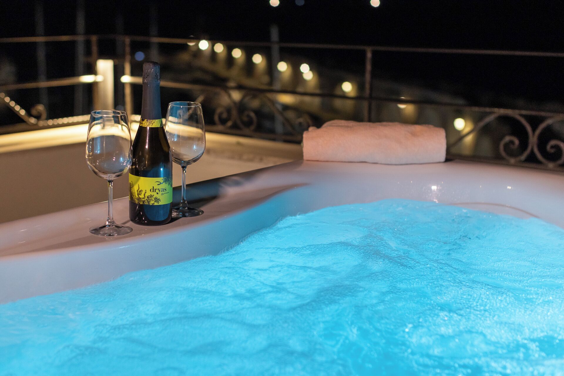 deluxe room (external jacuzzi) | 1 bedroom, minibar, in-room safe, desk