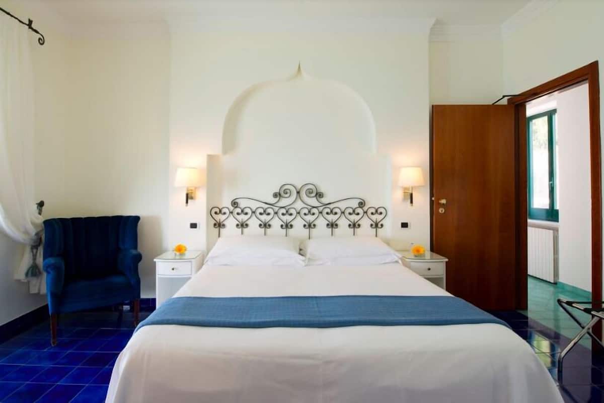 standard double room (senza vista mare) | 1 bedroom, minibar, in-room safe, desk