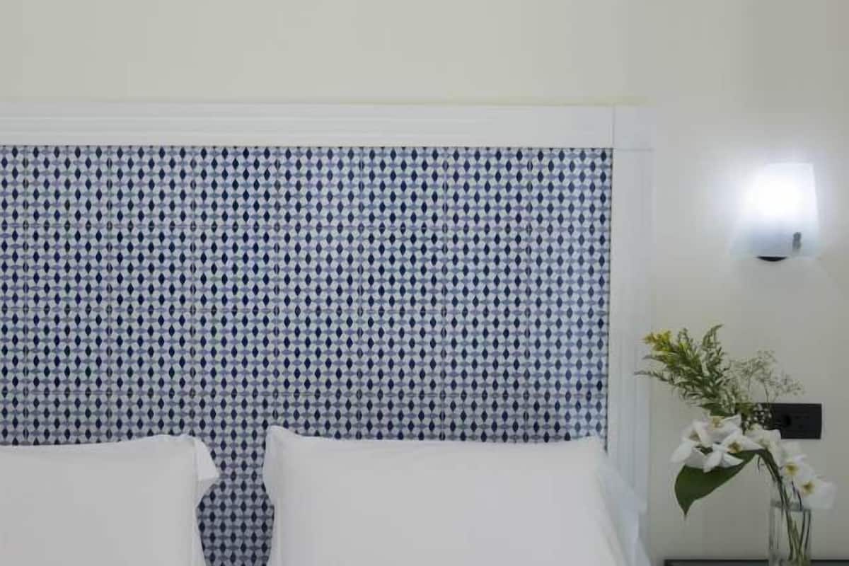 Minibar, in-room safe, desk, WiFi (free)