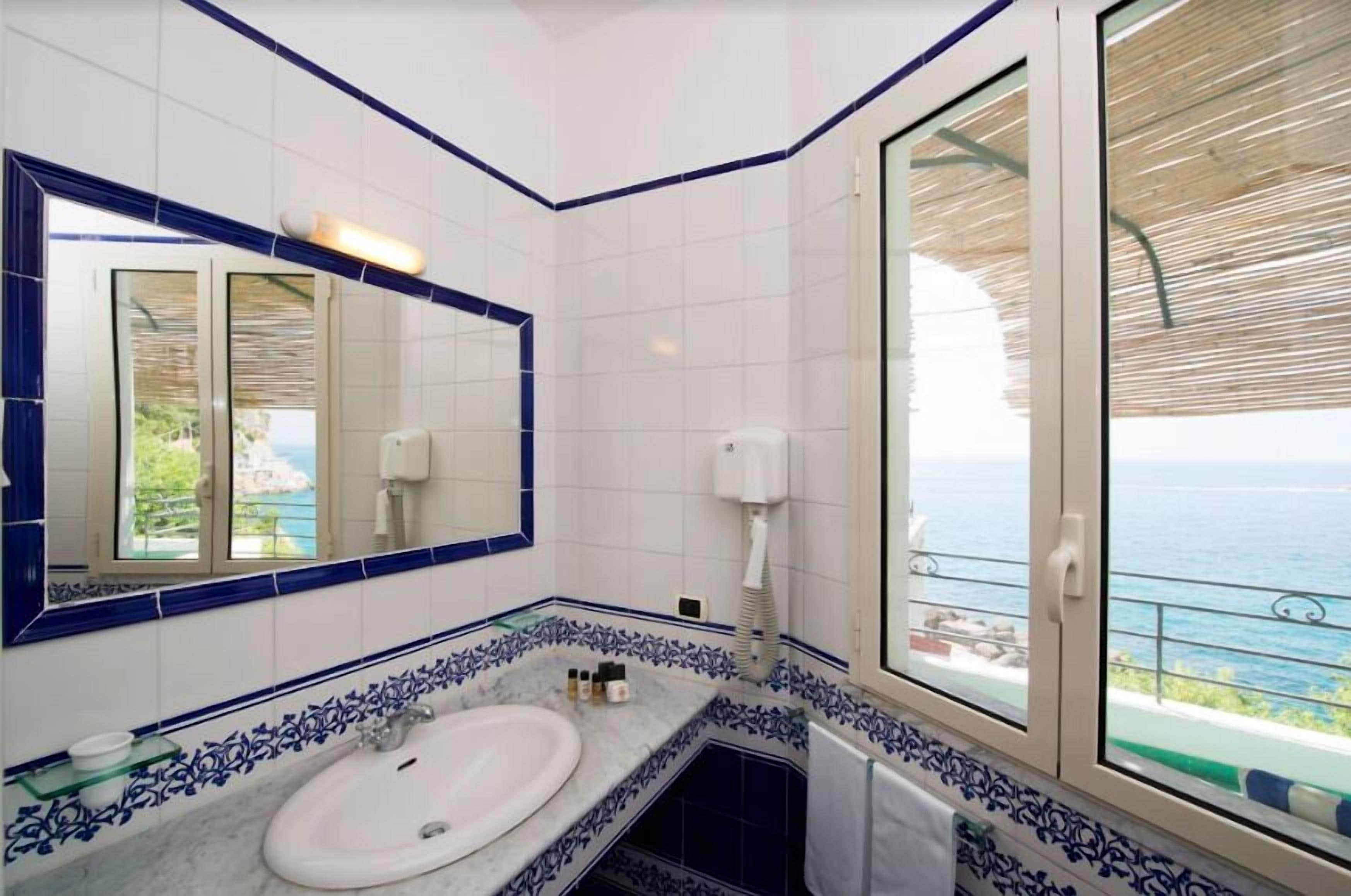 standard room, sea view | bathroom | free toiletries, hair dryer, slippers, bidet
