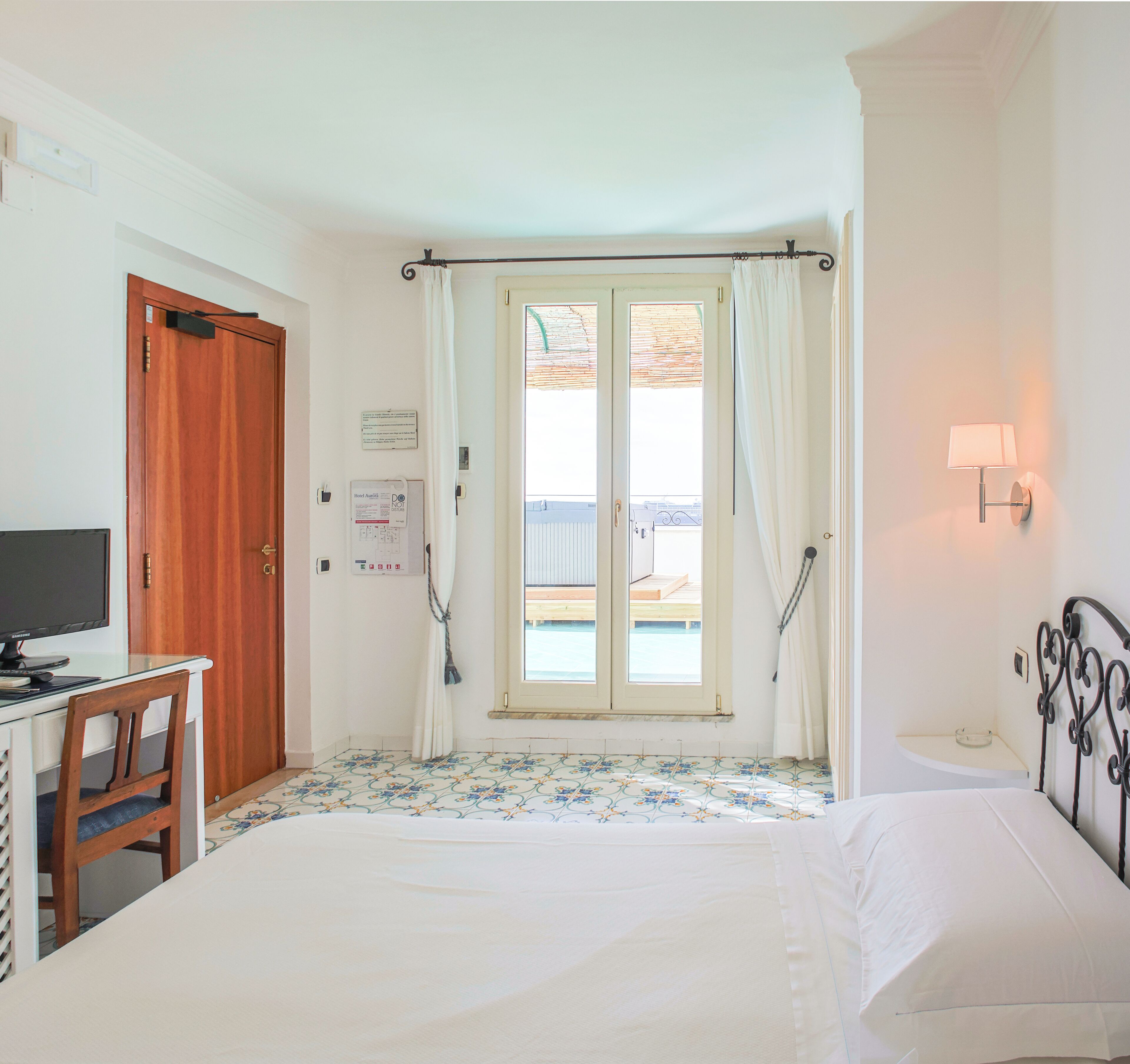 deluxe room (external jacuzzi) | 1 bedroom, minibar, in-room safe, desk