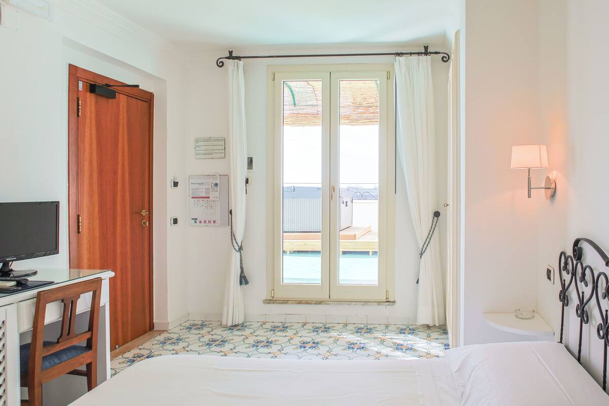 deluxe room (external jacuzzi) | 1 bedroom, minibar, in-room safe, desk