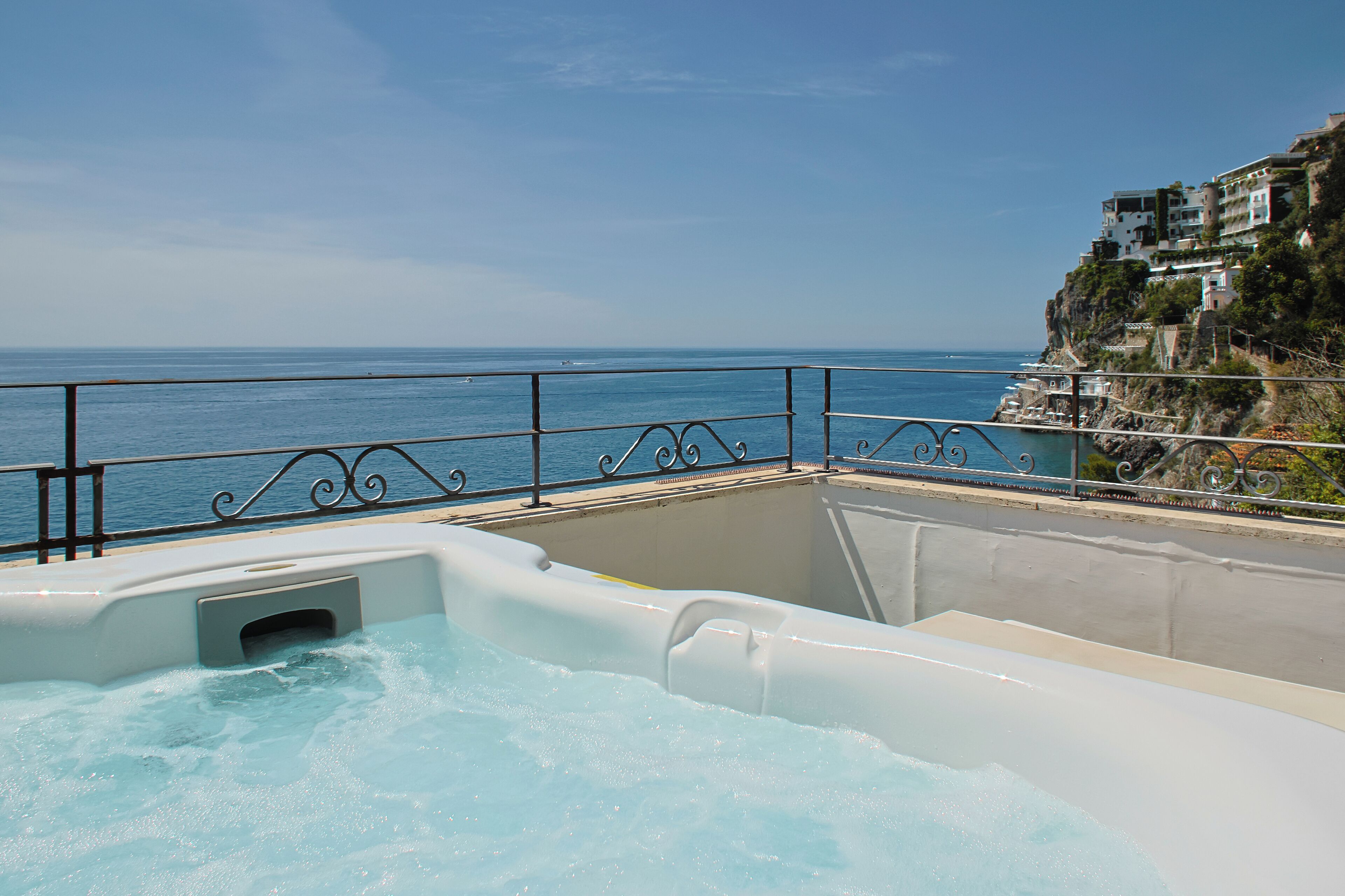 deluxe room (external jacuzzi) | 1 bedroom, minibar, in-room safe, desk