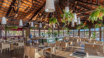 2 restaurants, breakfast served