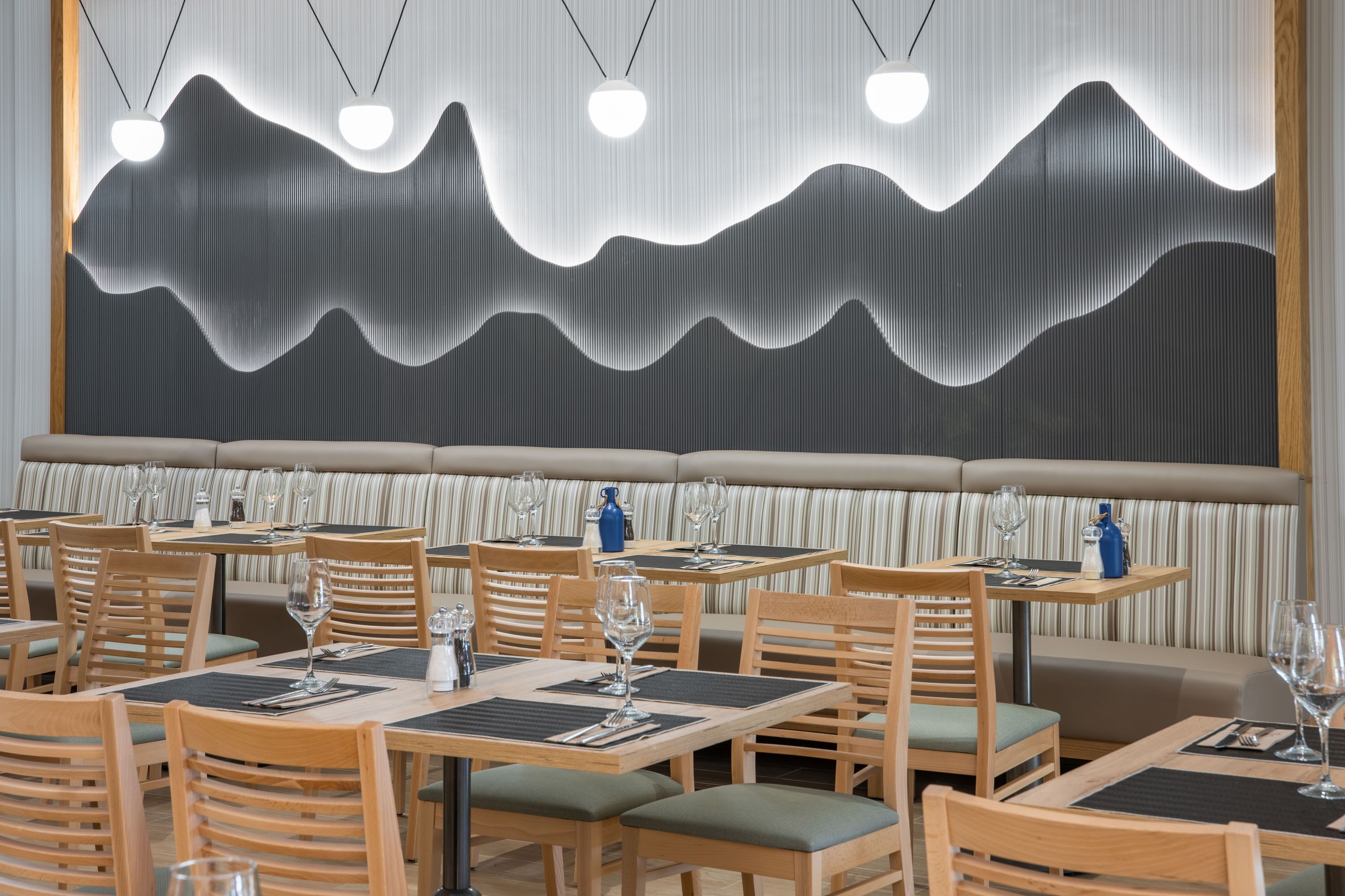 2 restaurants, breakfast served