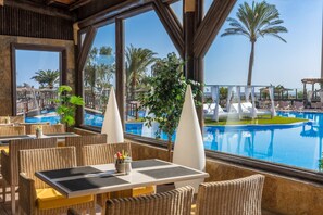 2 restaurants; breakfast and dinner served  - Elba Sara Beach & Golf Resort (Antigua)